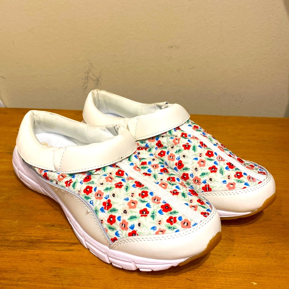 Women's Mushrooms White & Floral Print Slip On Sneakers sz 9W